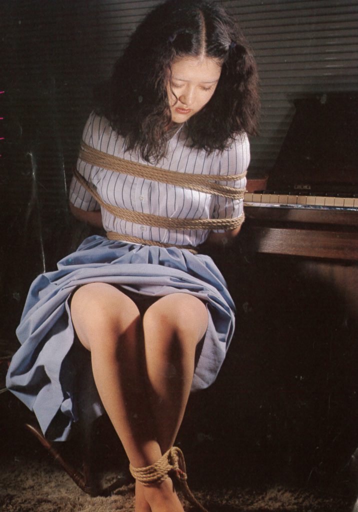 ピアノ稽古後の浣腸レッスンを受ける娘のSM画像。