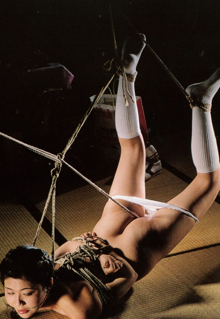 昭和時代の清楚な人妻の調教絵図のSM画像。