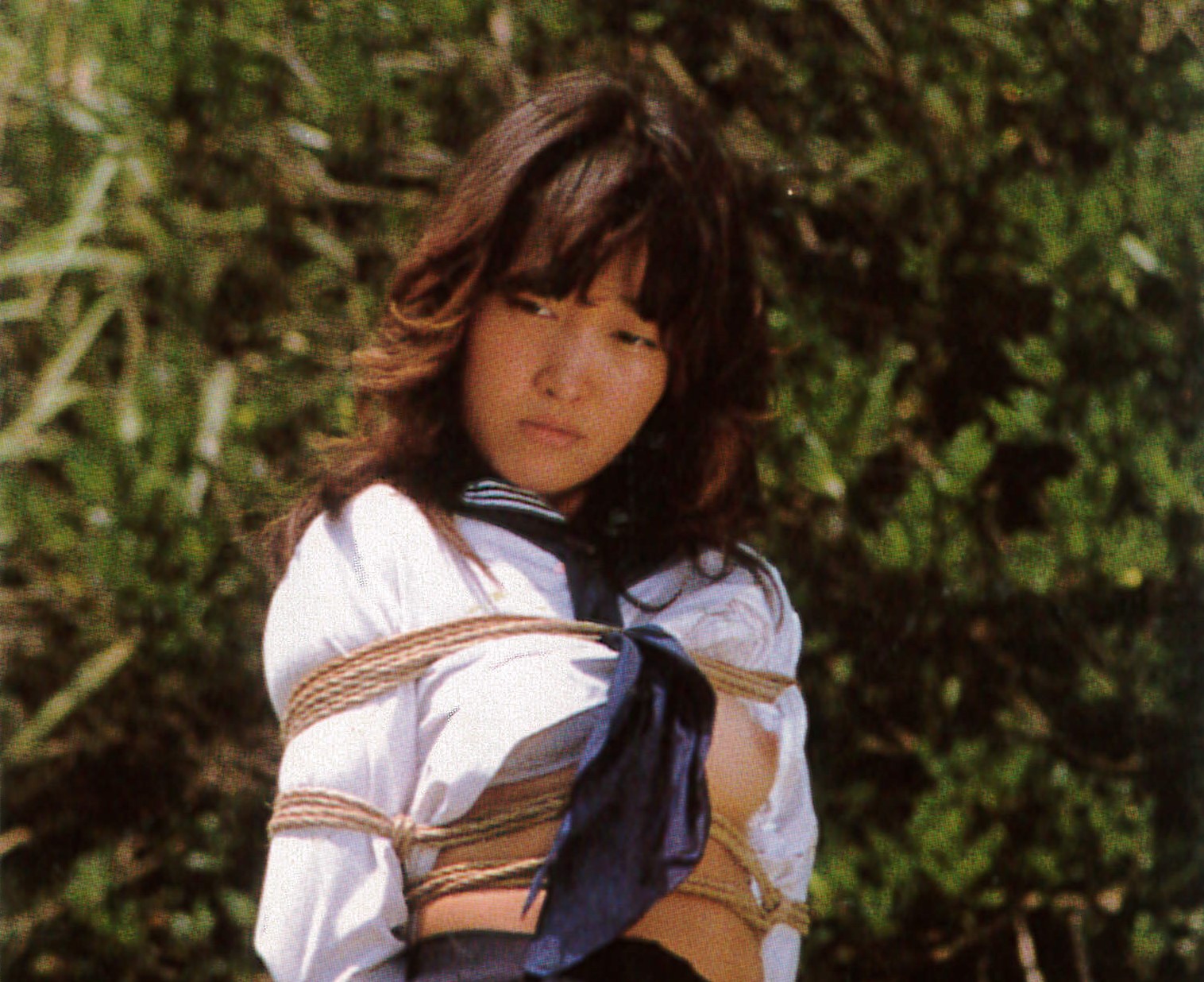 セーラー服少女が海辺で調教されるSM画像。