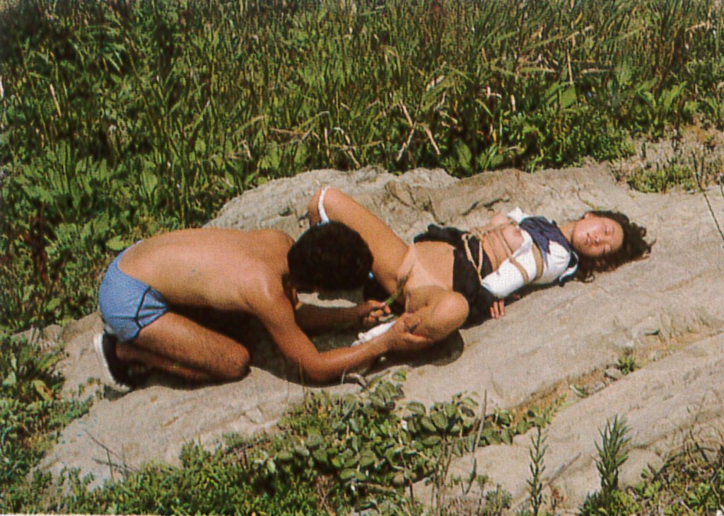 セーラー服少女が海辺で調教されるSM画像。