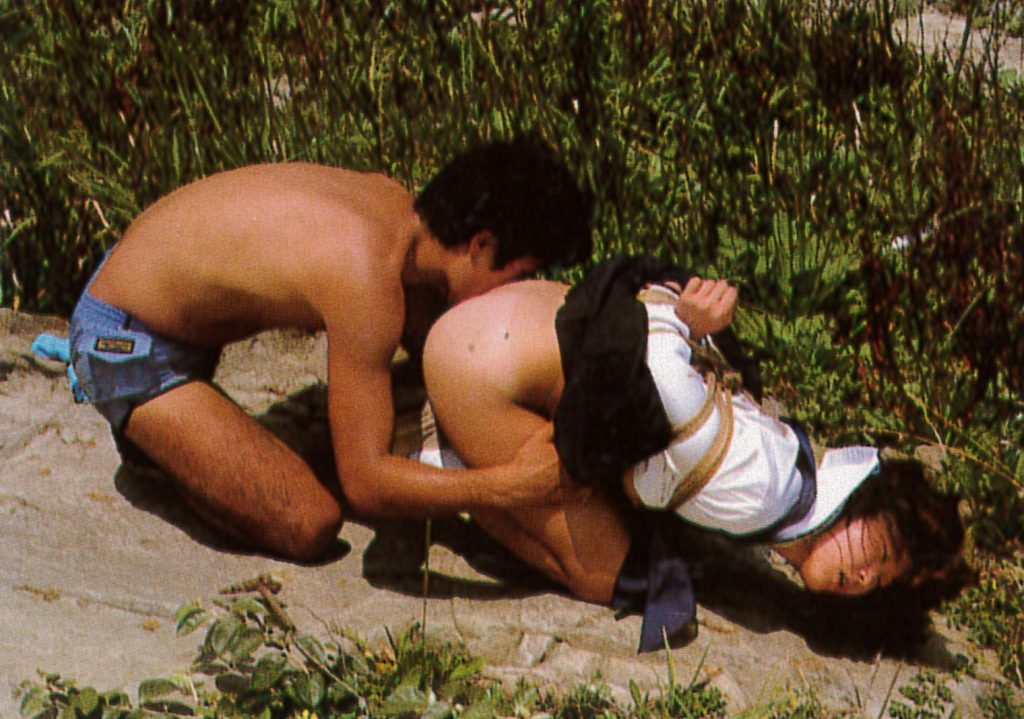 セーラー服少女が海辺で調教されるSM画像。