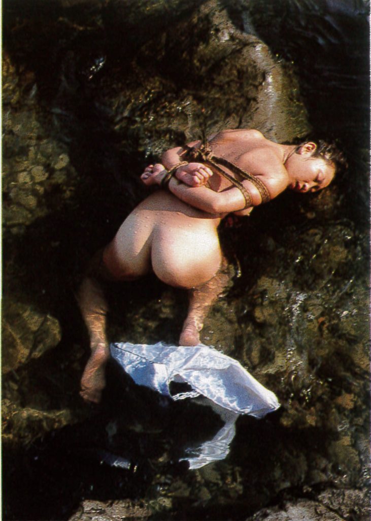 セーラー服少女が海辺で調教されるSM画像。