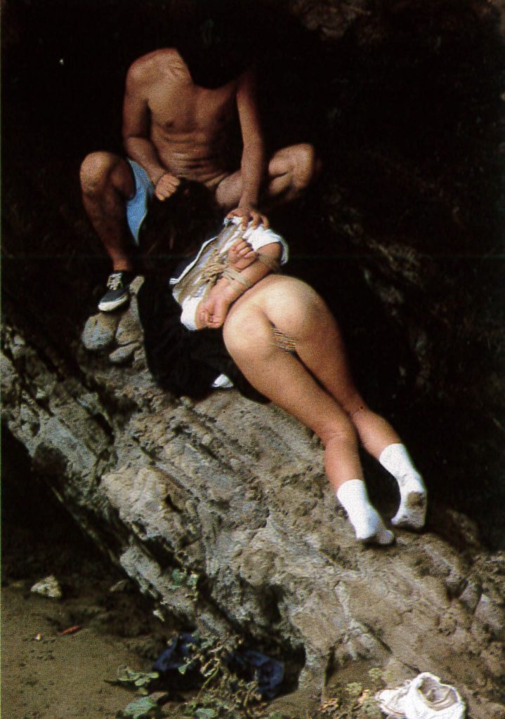 セーラー服少女が海辺で調教されるSM画像。