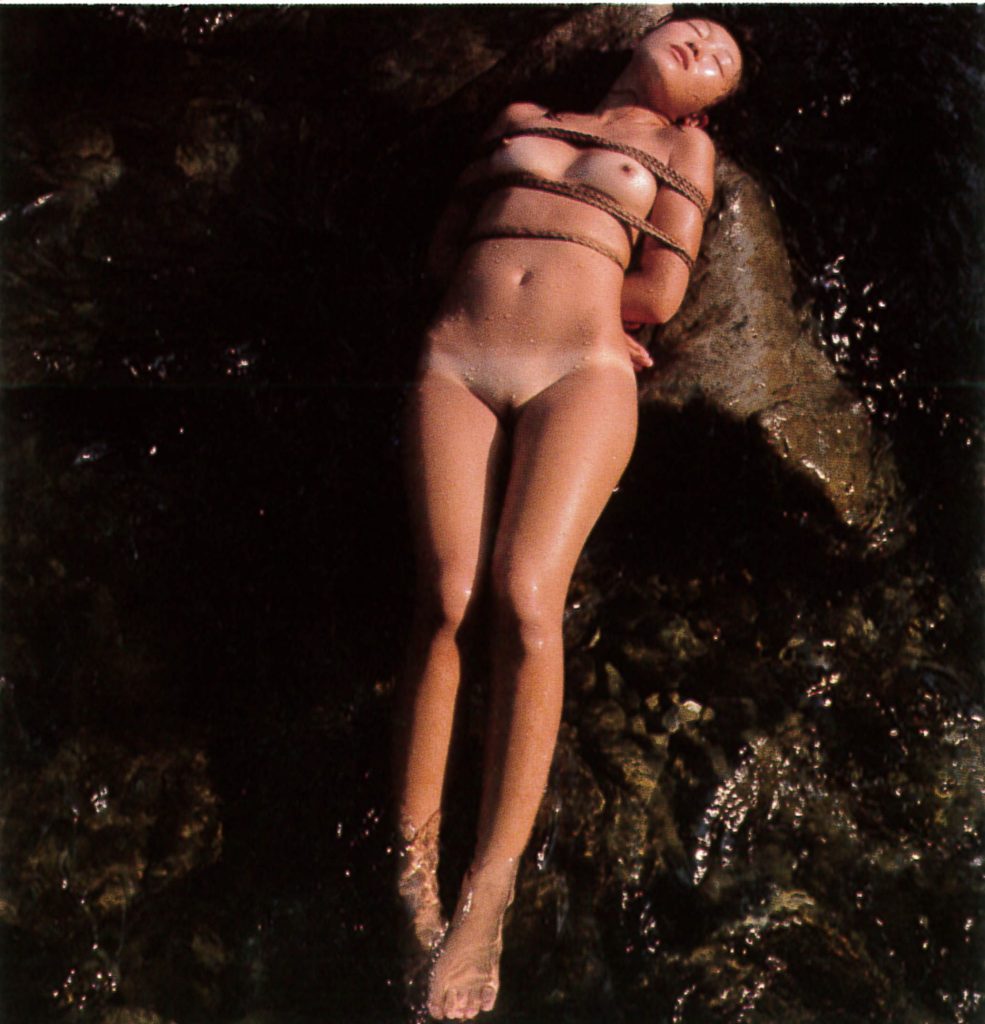 セーラー服少女が海辺で調教されるSM画像。