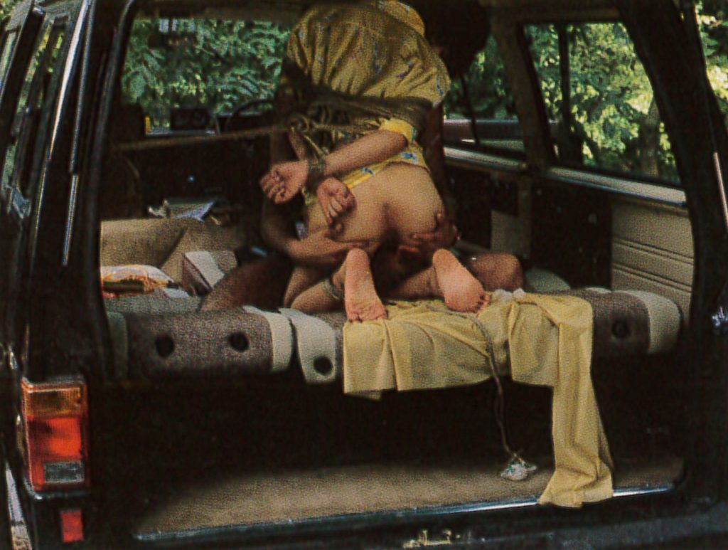 人妻が調教ドライブで緊縛されるSM画像。