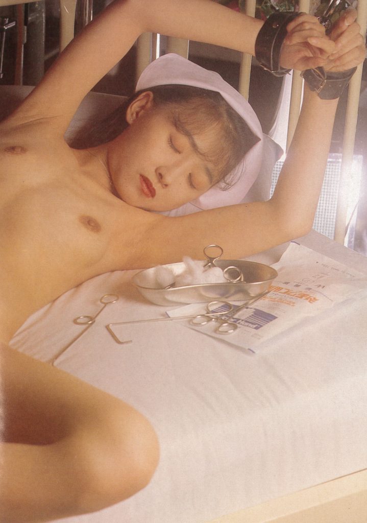 人妻ナースが病院のベッドで調教されるSM画像。