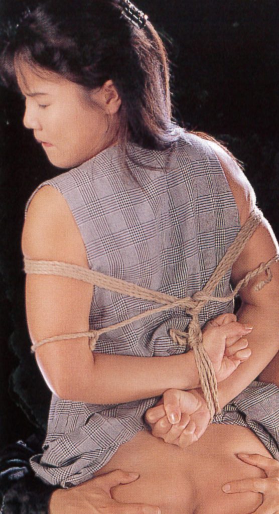 調教を強制されるマゾ性の少女のSM画像。