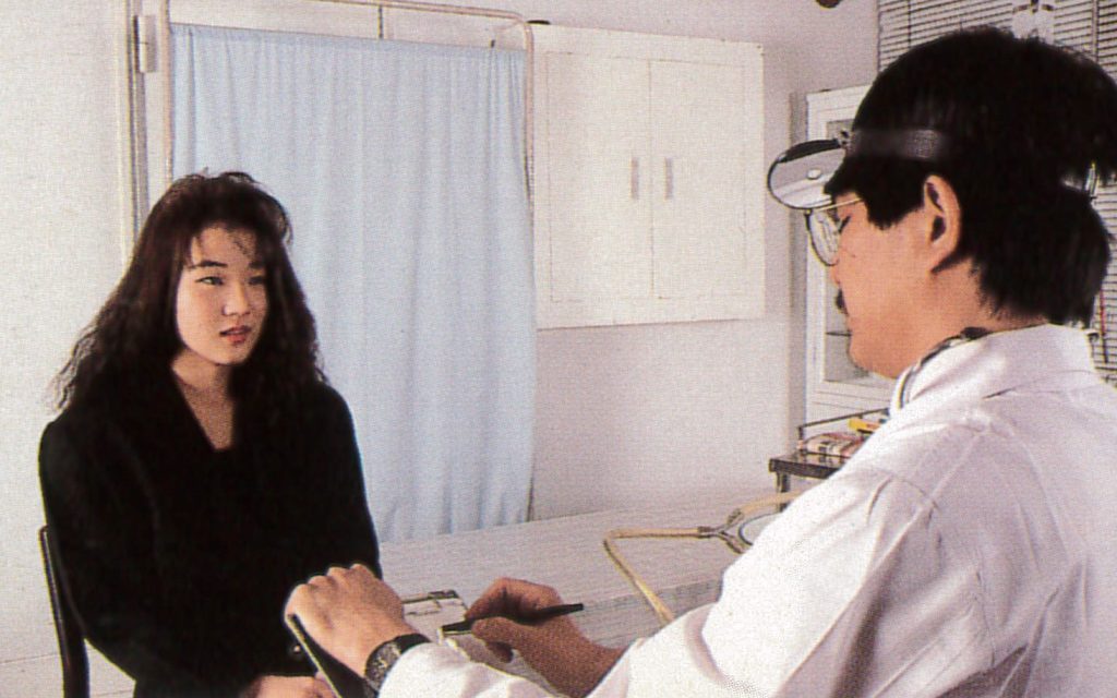 婦人科医に凌辱される人妻のSM画像。