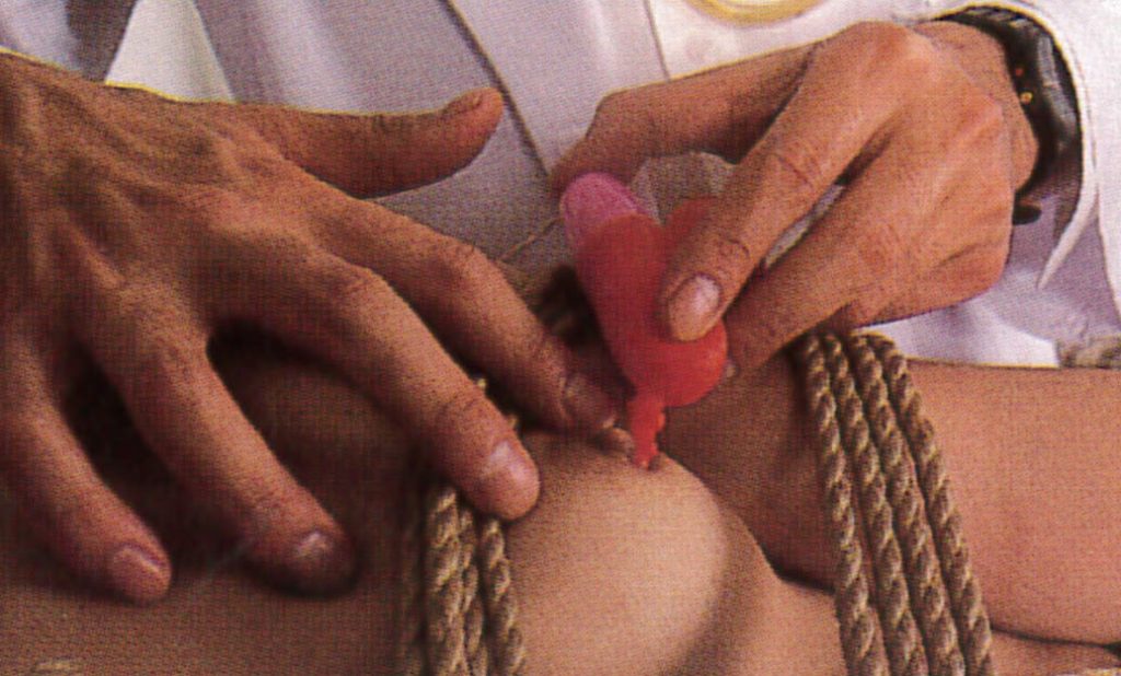 婦人科医に凌辱される人妻のSM画像。