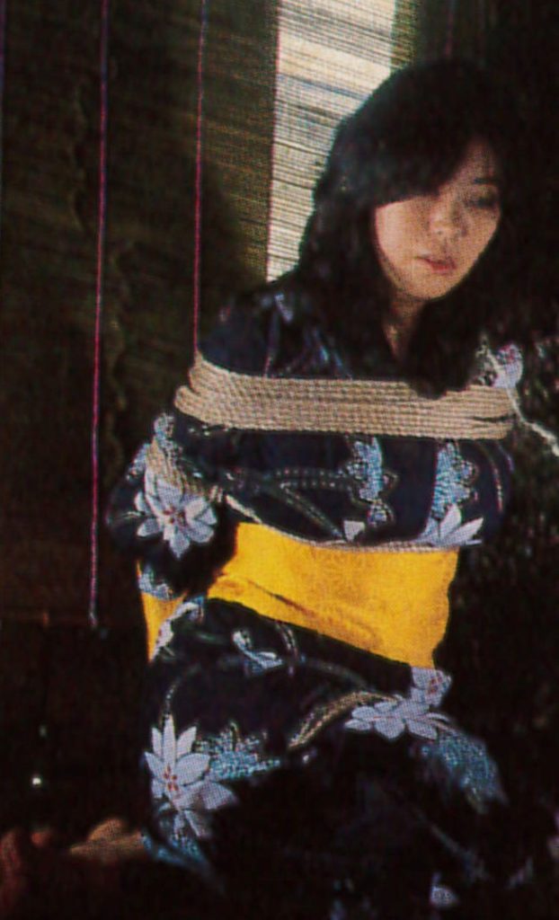浴衣姿で浣腸される女のSM画像。