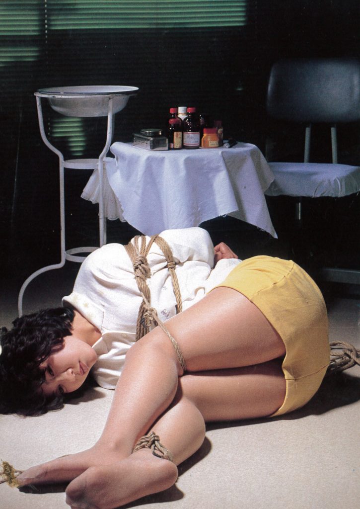 調教で尿道カテーテルをされる人妻のSM画像。