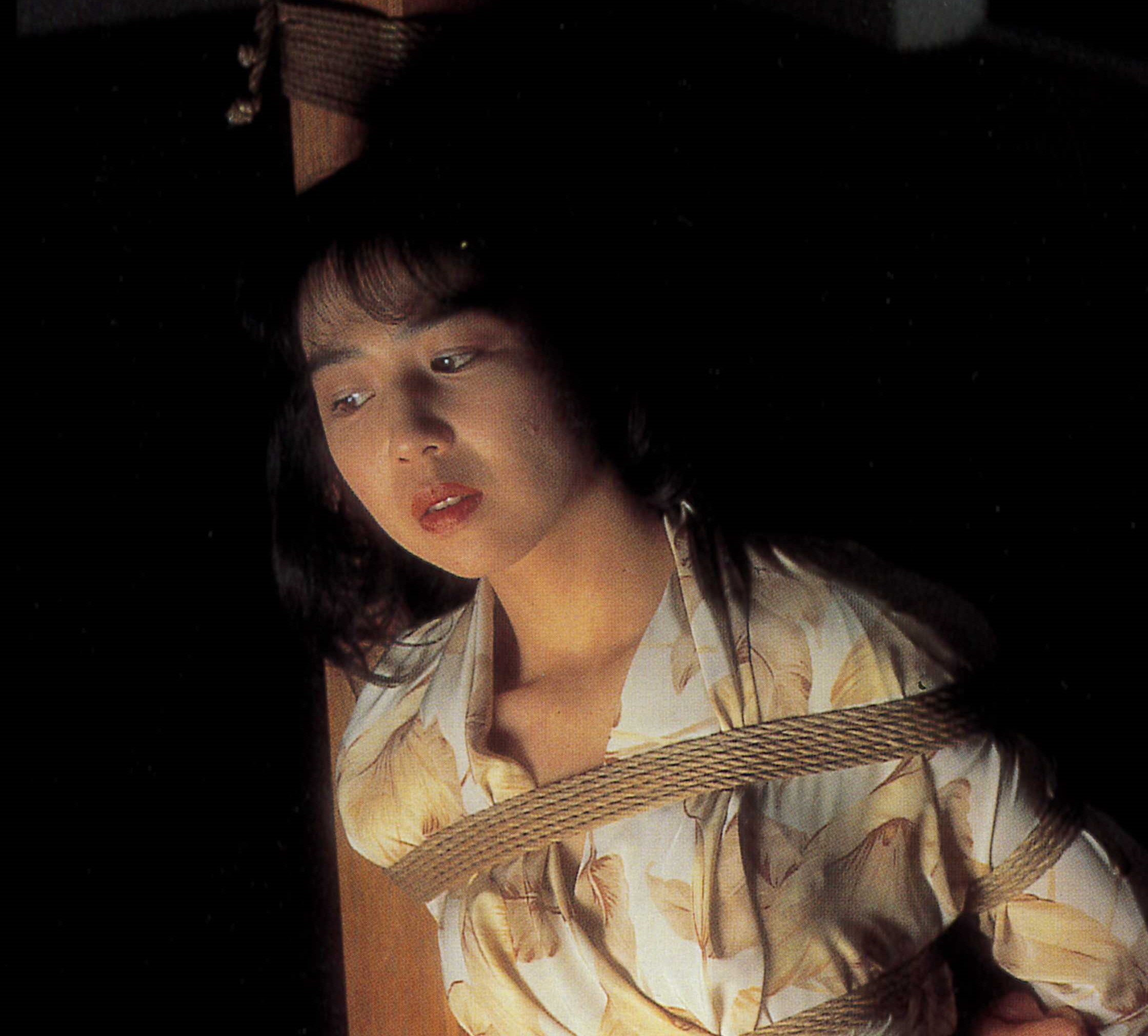 美人人妻が蝋燭調教されるSM画像。