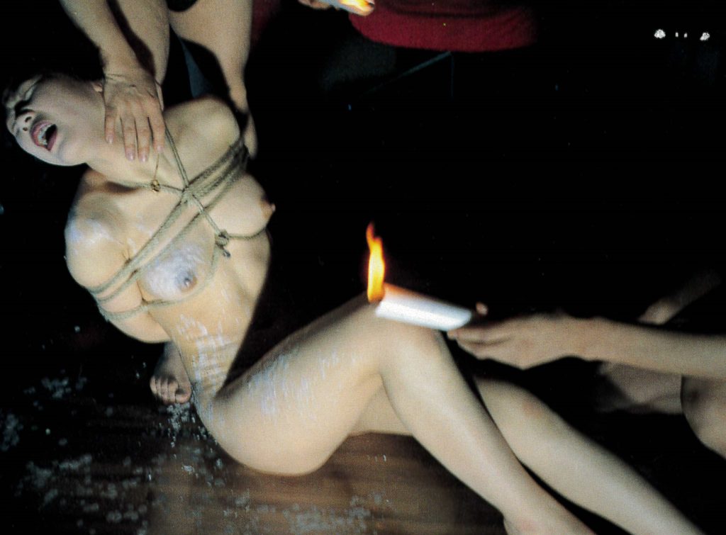 美人人妻が蝋燭調教されるSM画像。