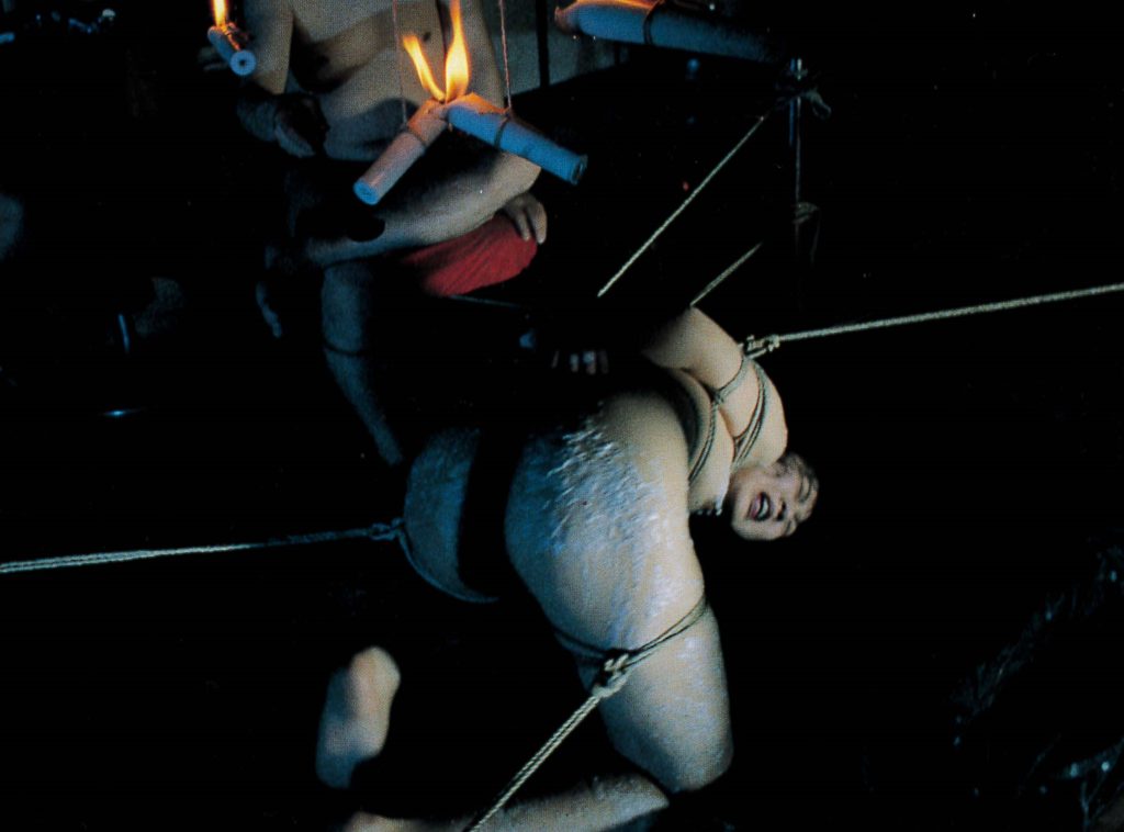 美人人妻が蝋燭調教されるSM画像。