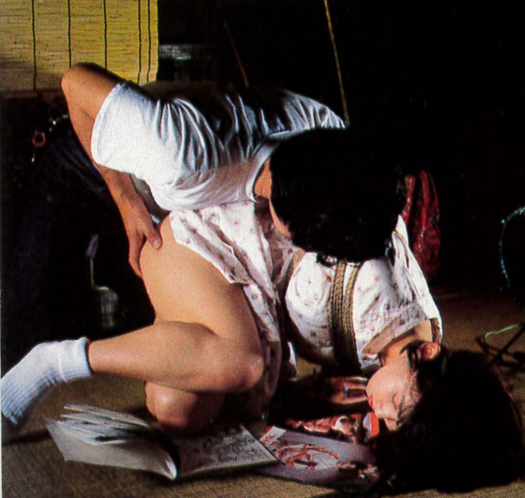 人妻が股開きの格好で浣腸されるSM画像。