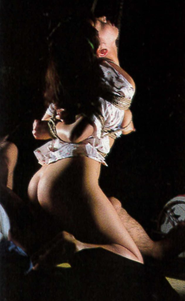 人妻が股開きの格好で浣腸されるSM画像。