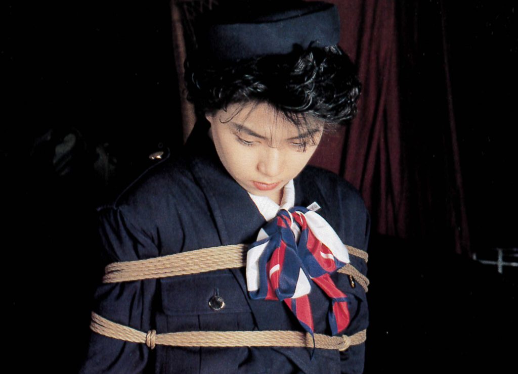 CAが制服のまま浣腸失禁されるSM画像。
