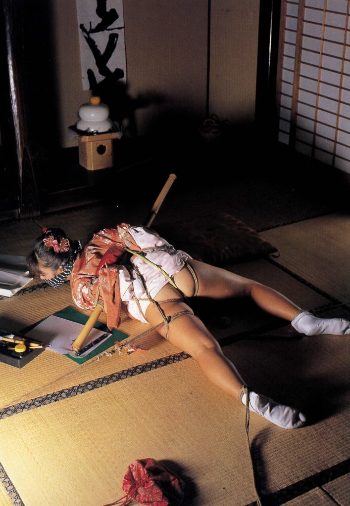 浣腸されている着物娘の悶絶姿のSM画像。