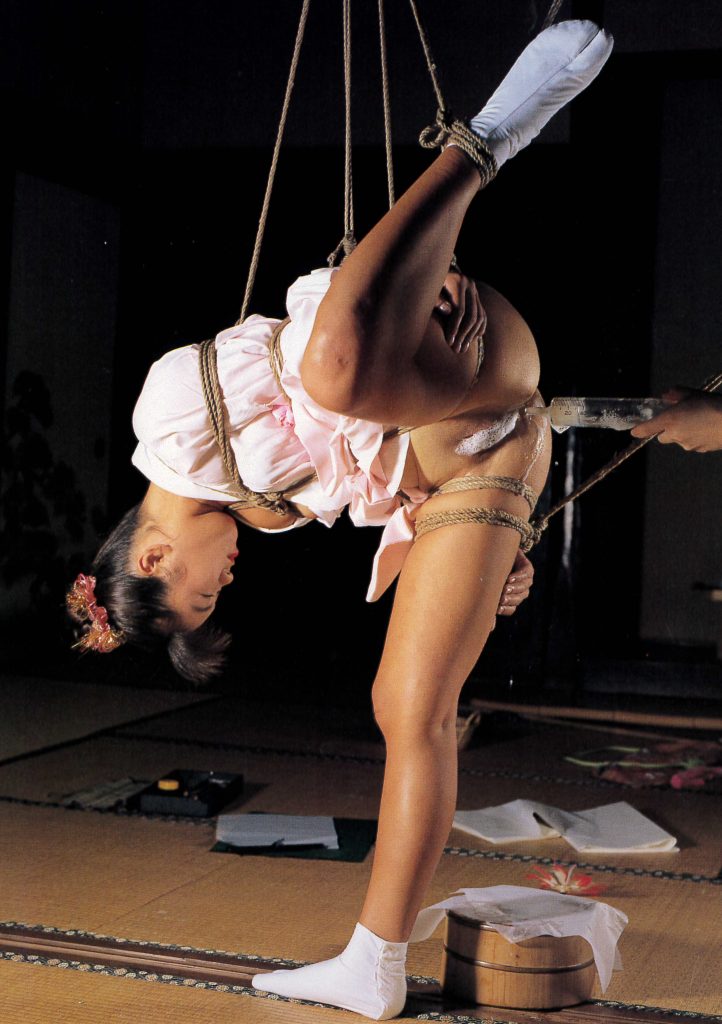 浣腸されている着物娘の悶絶姿のSM画像。