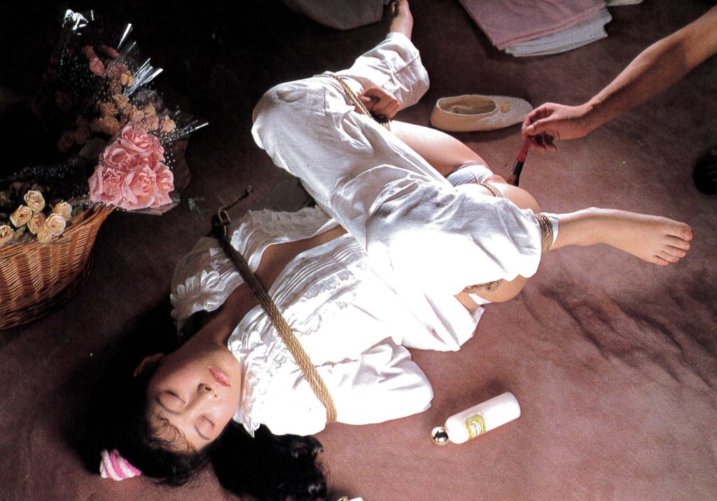 SM画像・緊縛されたまま強制失禁させられる女！