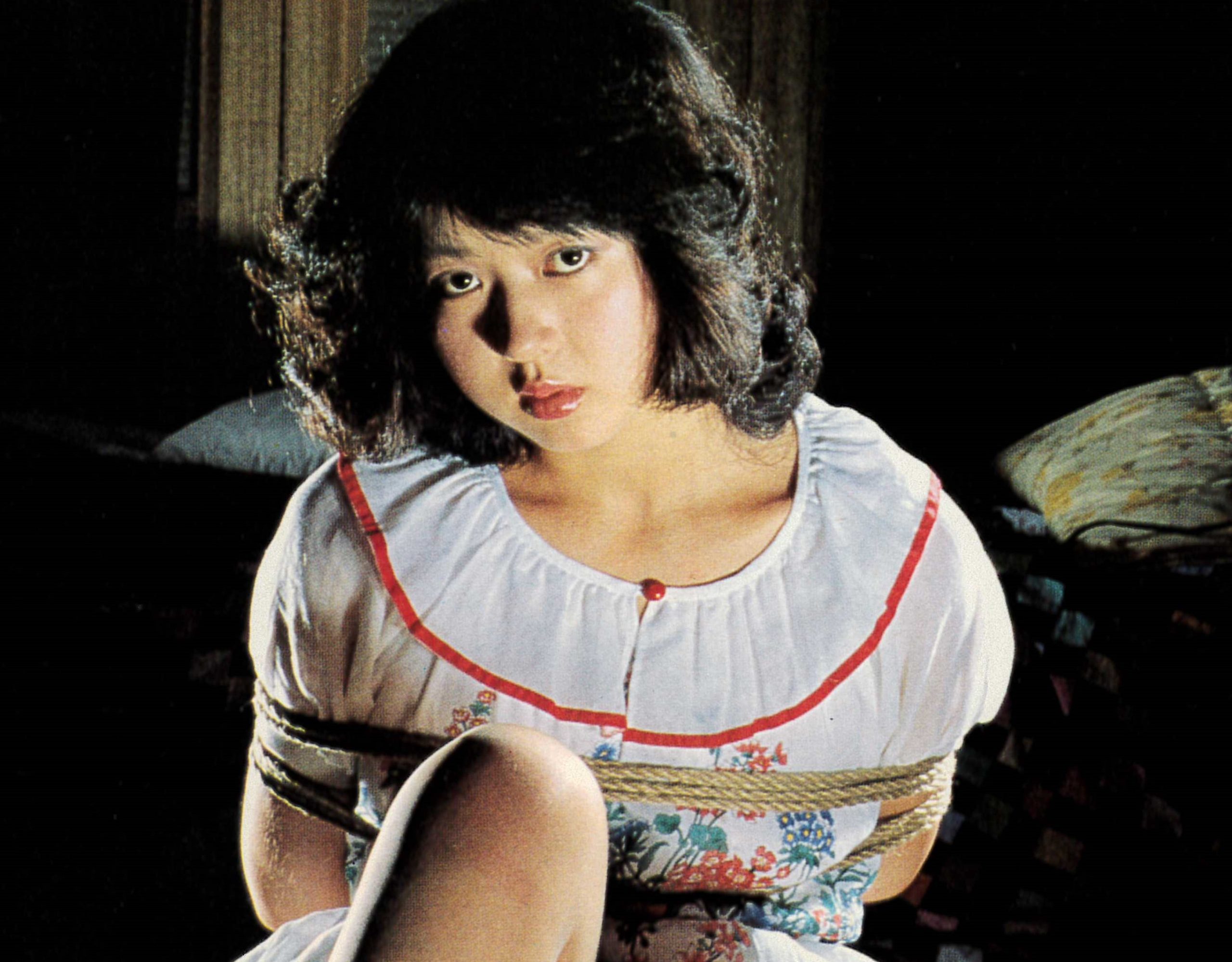 白いワンピースの女が緊縛凌辱されるSM画像。