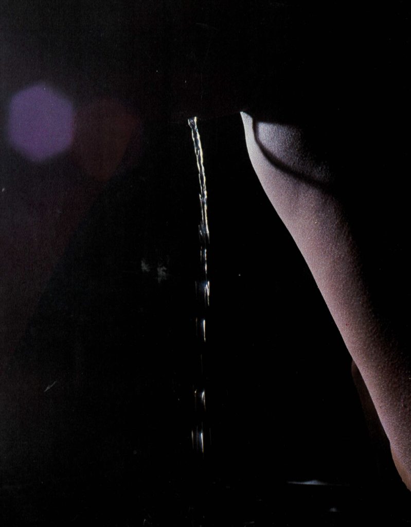 異物挿入調教された人妻のSM画像。