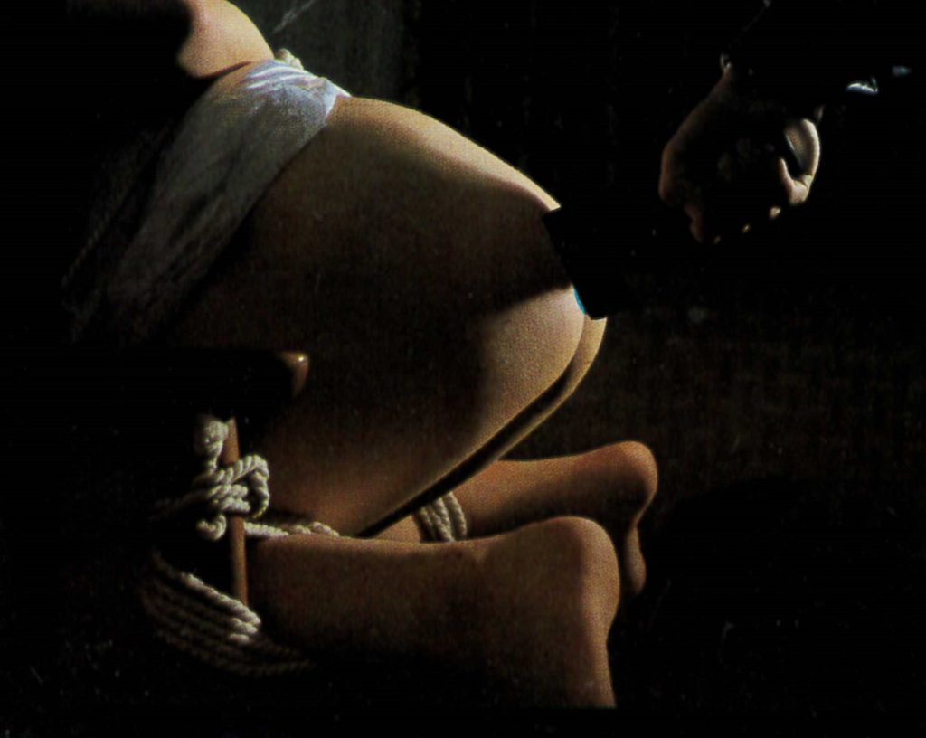 異物挿入調教された人妻のSM画像。