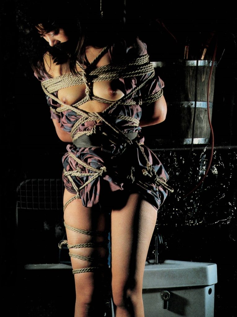 人妻が倉庫に連れ込まれ調教されるSM画像。