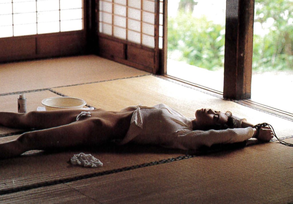 SM画像・人妻が緊縛姿で剃毛浣腸される！