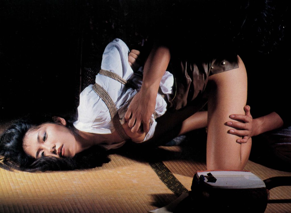 SM画像・人妻が仕置き部屋で麻縄緊縛される！