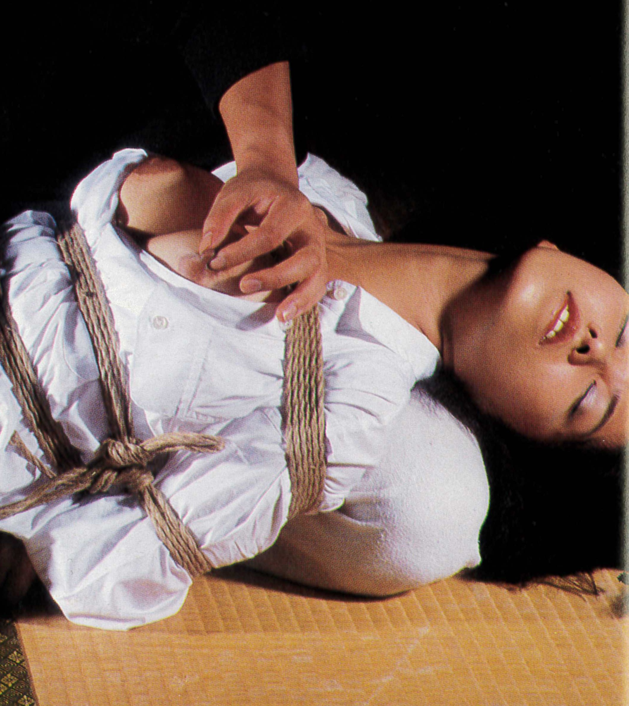 SM画像・人妻が仕置き部屋で麻縄緊縛される！