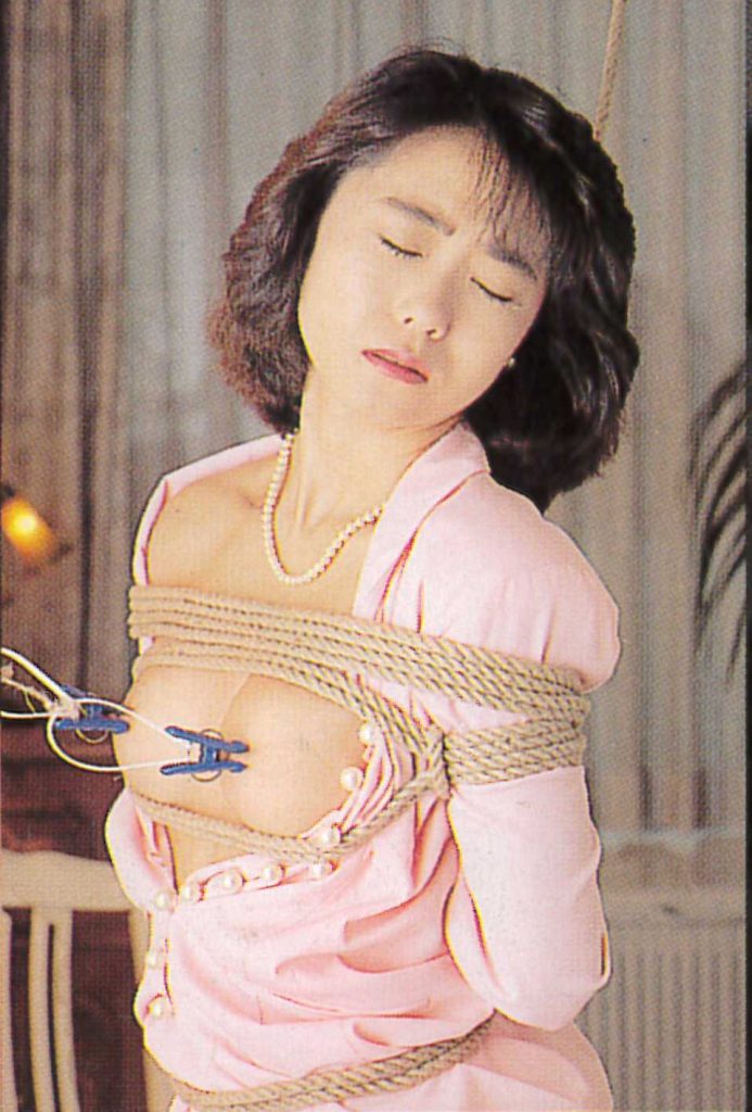SM画像・人妻が肉襞を洗濯ばさみで責められる!