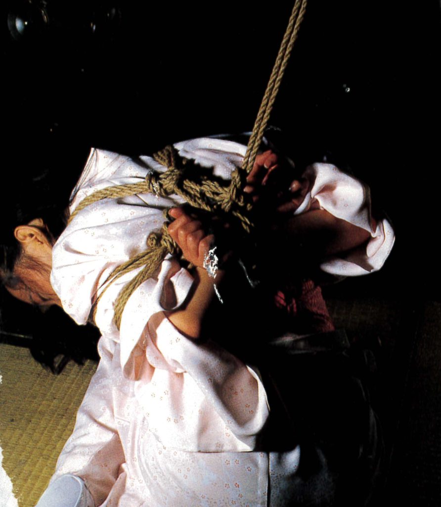 SM画像・着物姿で恥辱な調教を受ける人妻！