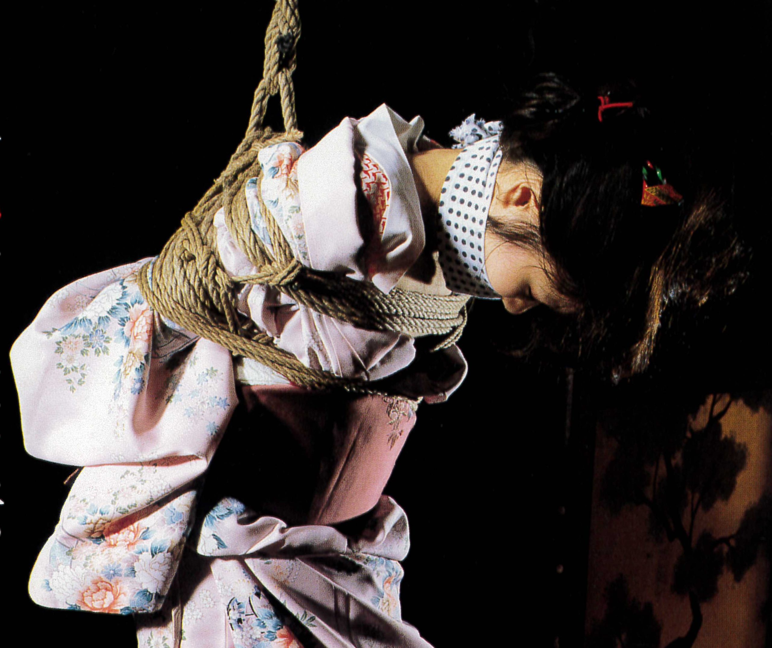 SM画像・着物姿で調教され、すべて脱がされた人妻！