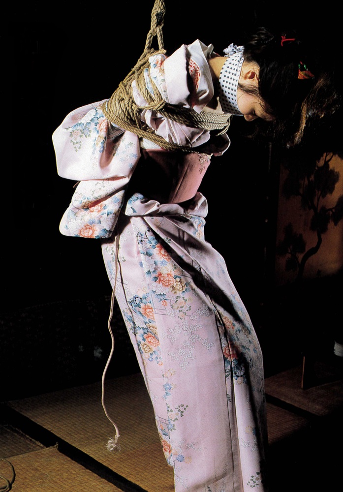 SM画像・着物姿で調教され、すべて脱がされた人妻！